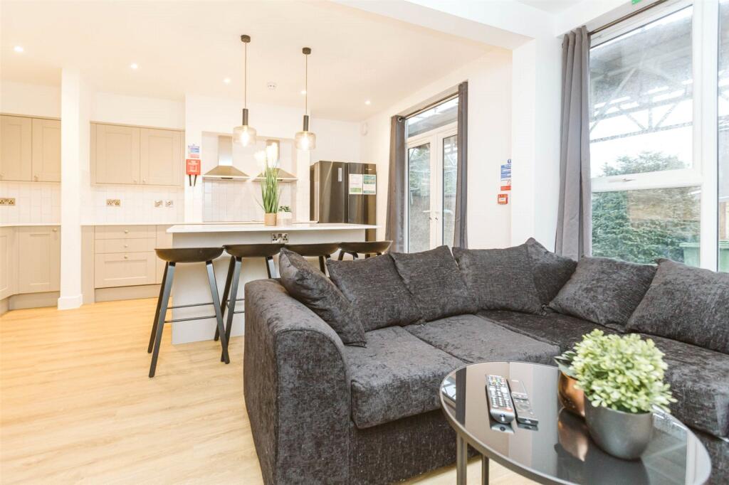 5 bedroom semi-detached house for rent
