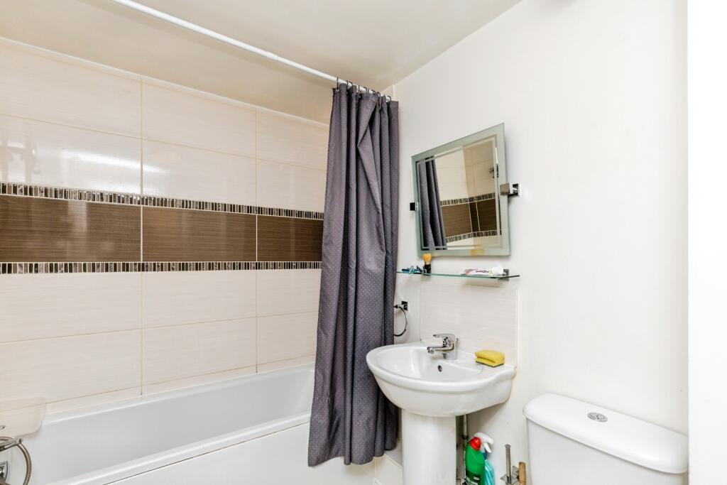 Apartment in Crawley, West Sussex - More