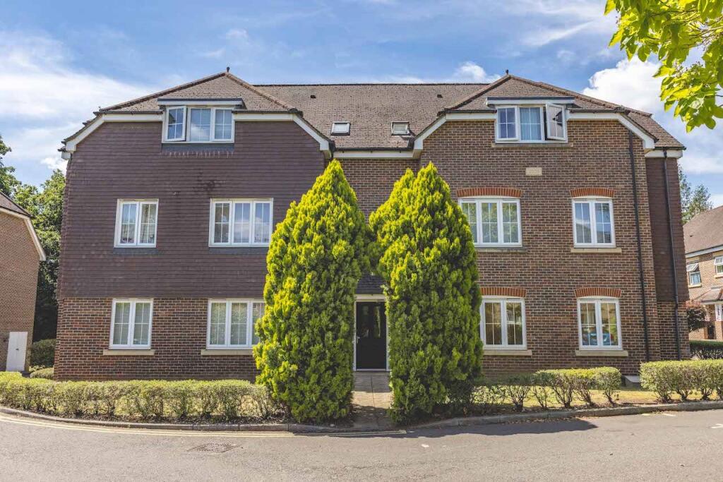 2-bed flat on Cranwells Lane, Farnham Common, SL2, £350,000
