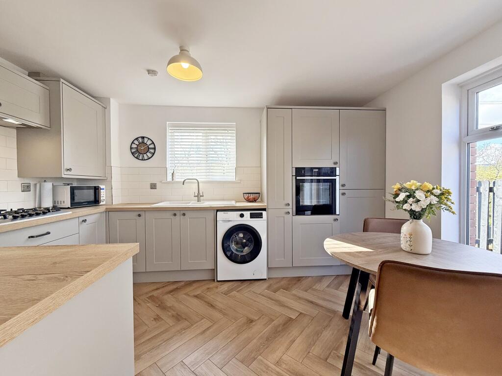 House in Cardiff, Tonyrefail - View 3