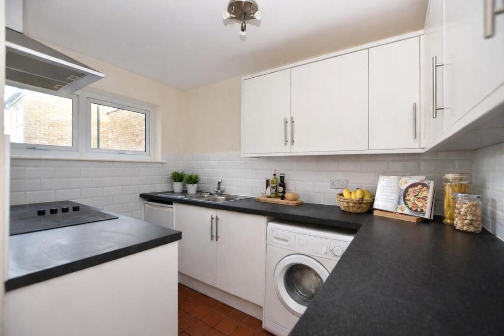 Dulverton Court, Linslade, LU7 2UG photo 2