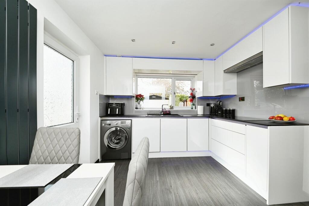 24 Chapel Avenue photo 3