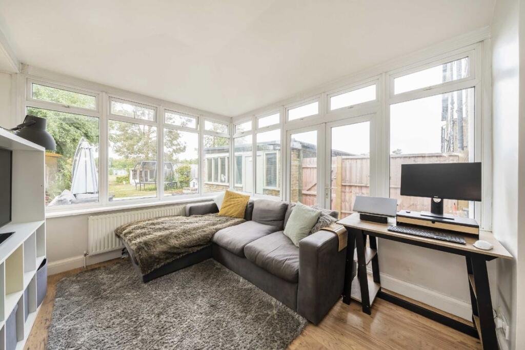 Manor Lane, Sunbury-On-Thames – další