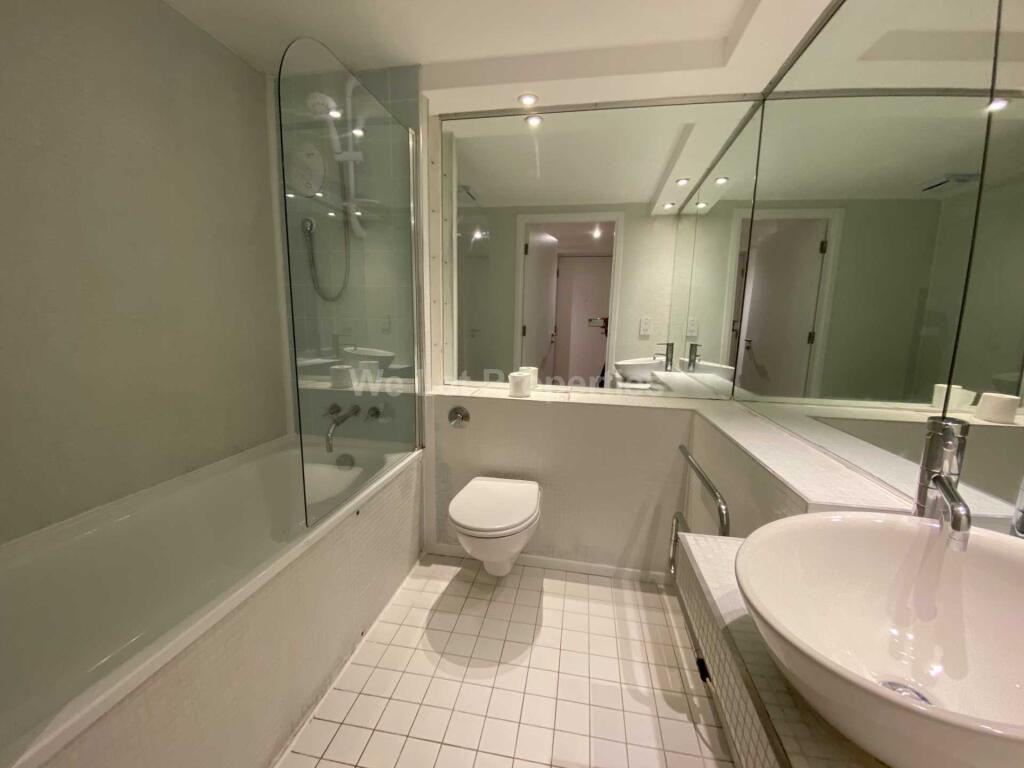 Apartment in Salford, Greater Manchester - More