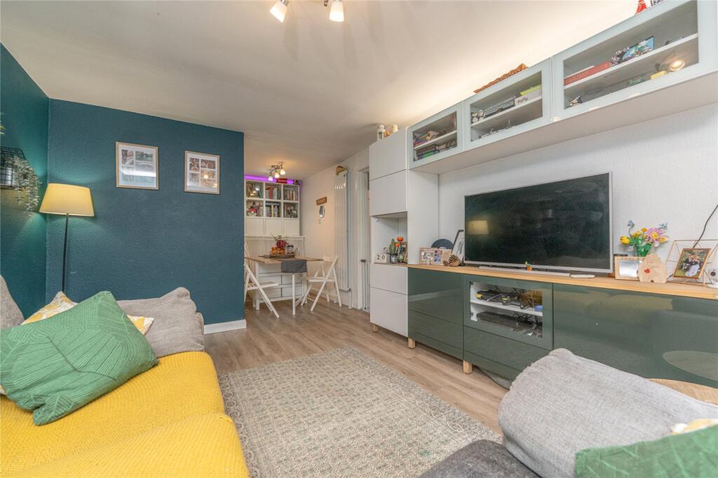 House in Edinburgh, East Craigs - View 4