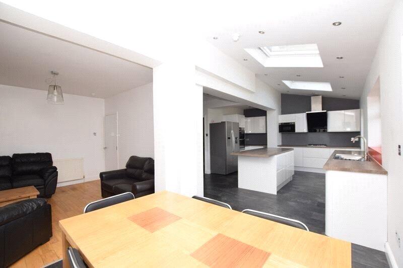 6 bedroom semi-detached house for rent