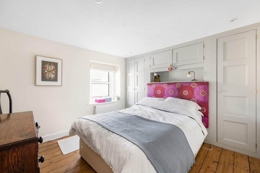 House in Cotswold, Watermoor, Cirencester - More