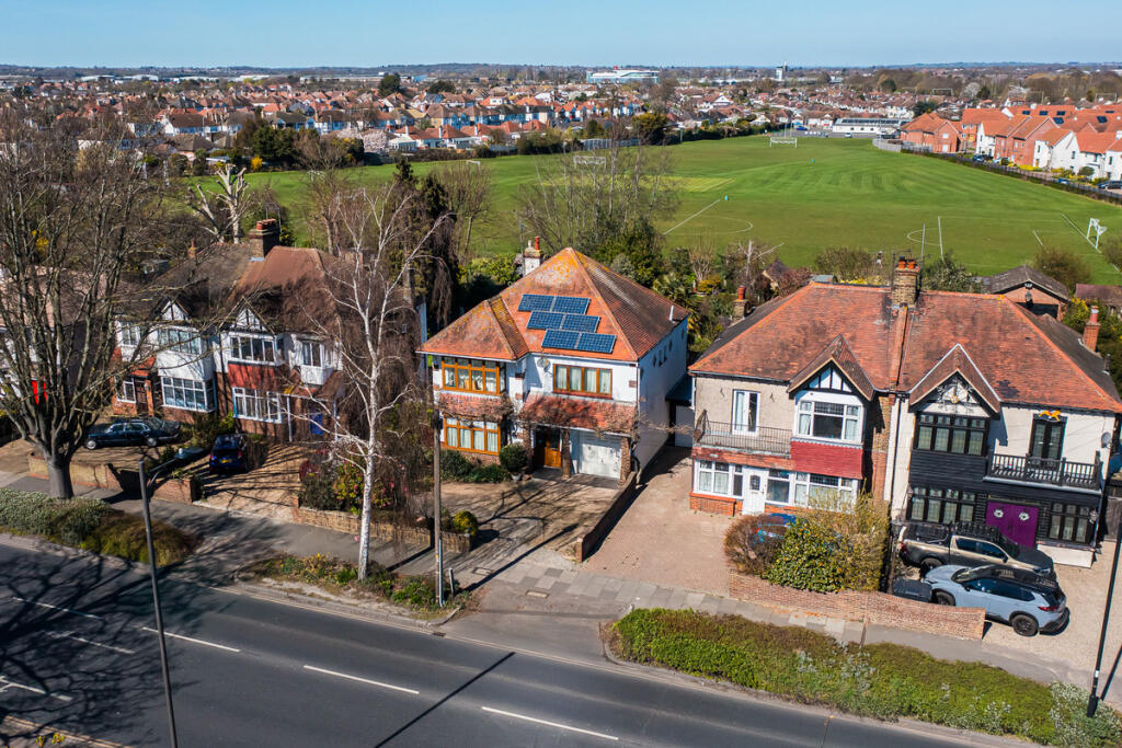 4-bed detached on Priory Cresent, Southend-on-Sea, SS2, £550,000