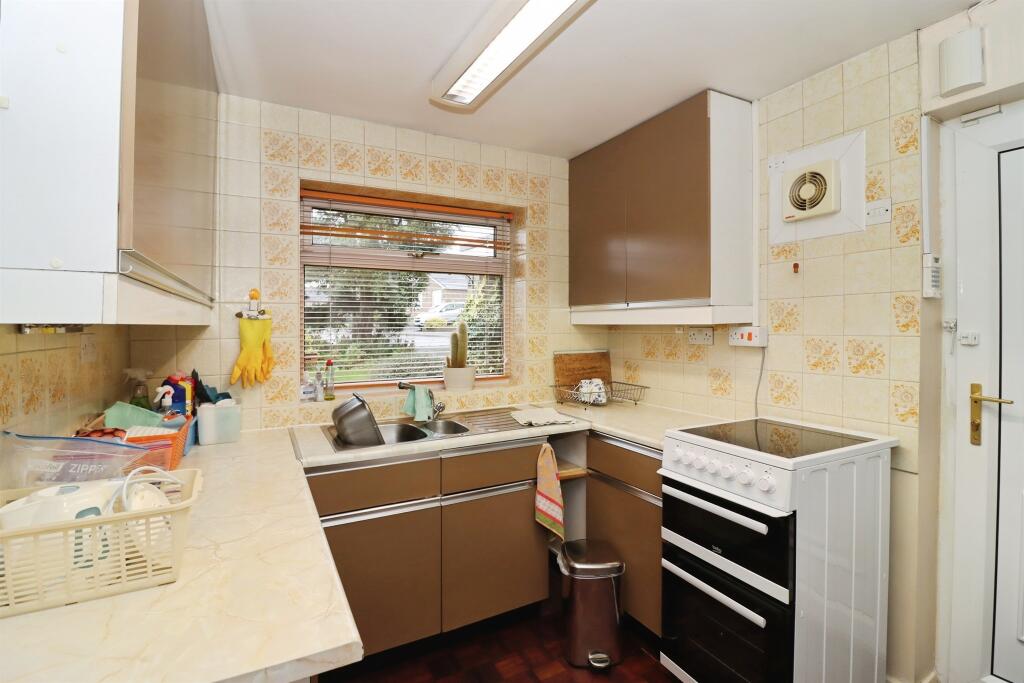 Bentinck Drive, Clowne, CHESTERFIELD photo 3