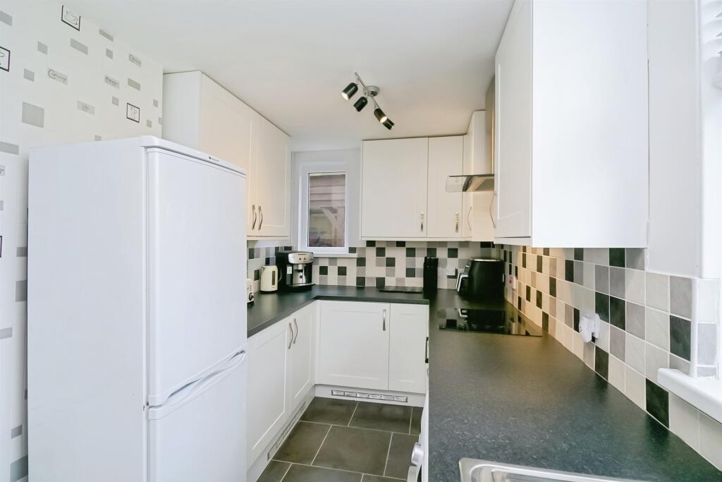 Glebeland Place, St. Athan, Barry photo 4