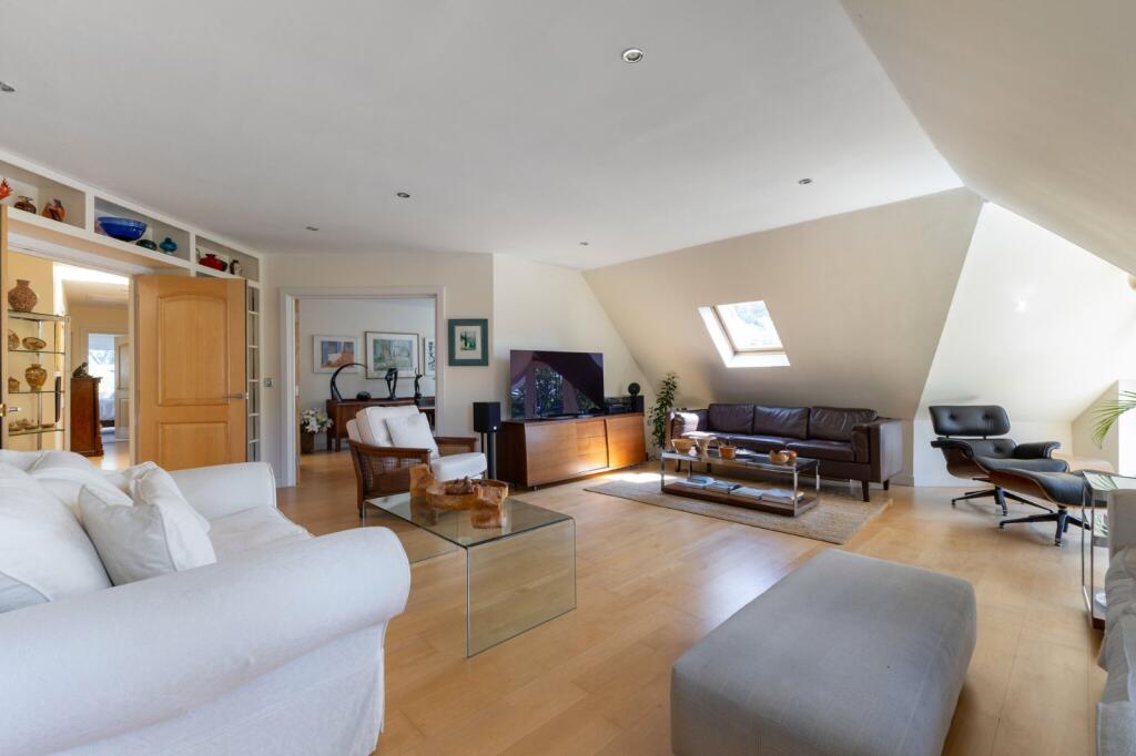 Apartment in Slough - More