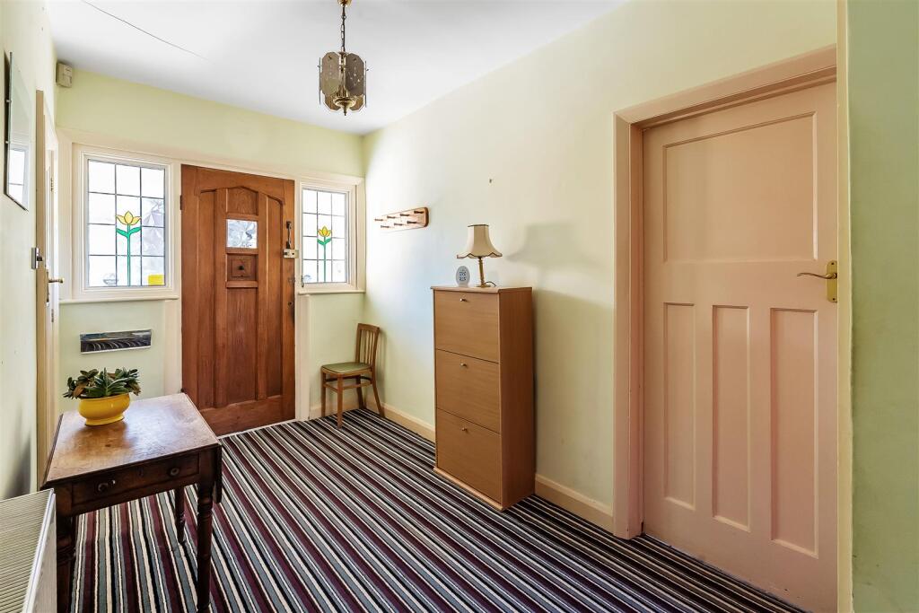 Randalls Road, Leatherhead, KT22 - View 5