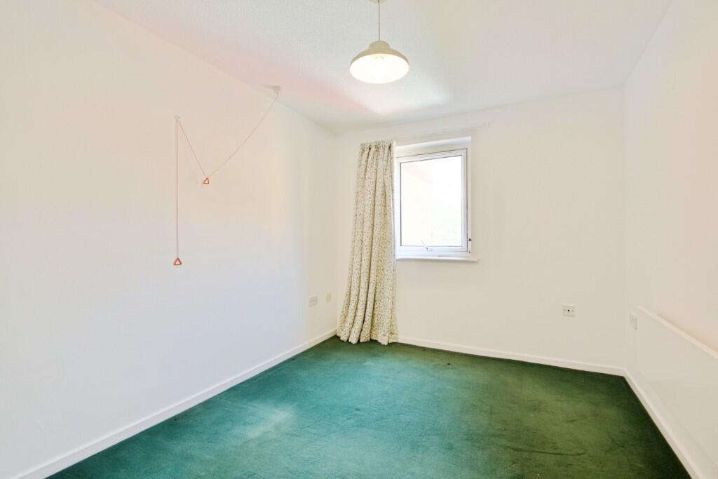 Diploma Avenue, London, N2 - More