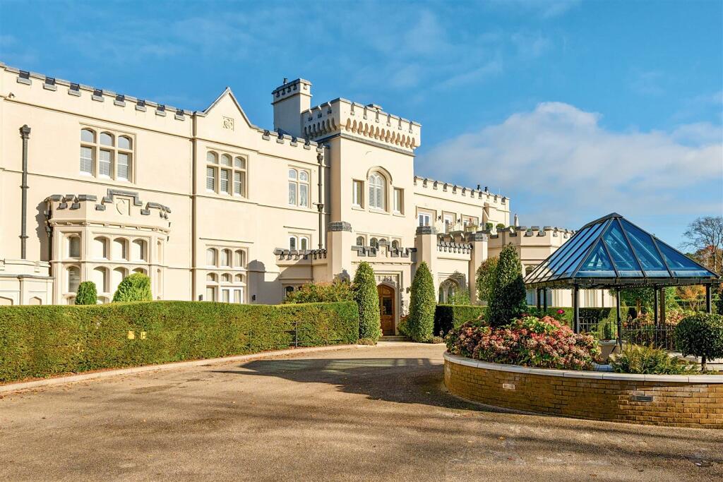 1-bed flat on Kingswood Warren Park, Kingswood, £685,000
