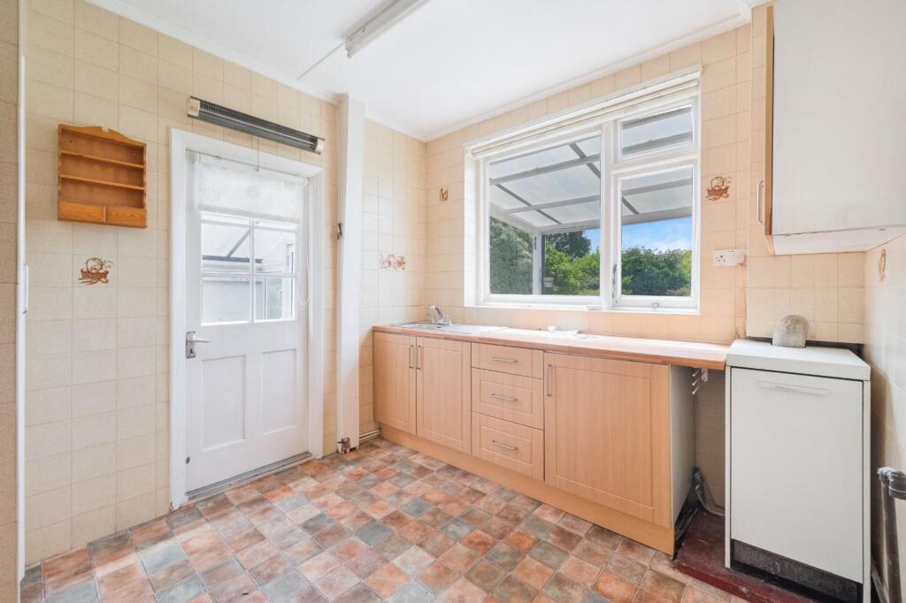 Firswood Avenue, Epsom, KT19 photo 4