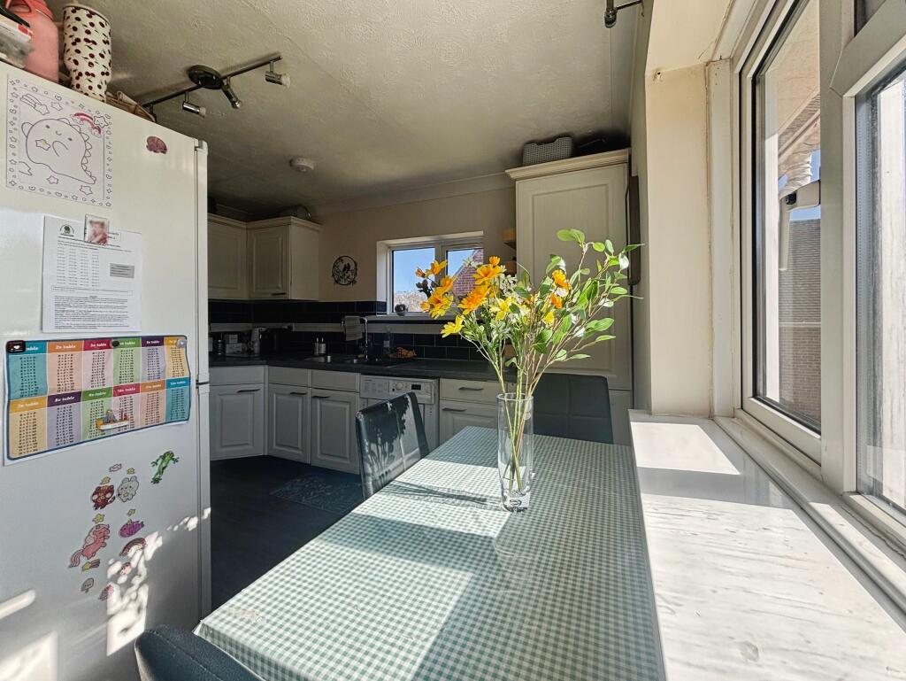 *Investors Only* Hythe, Southampton, SO45 3LN photo 3