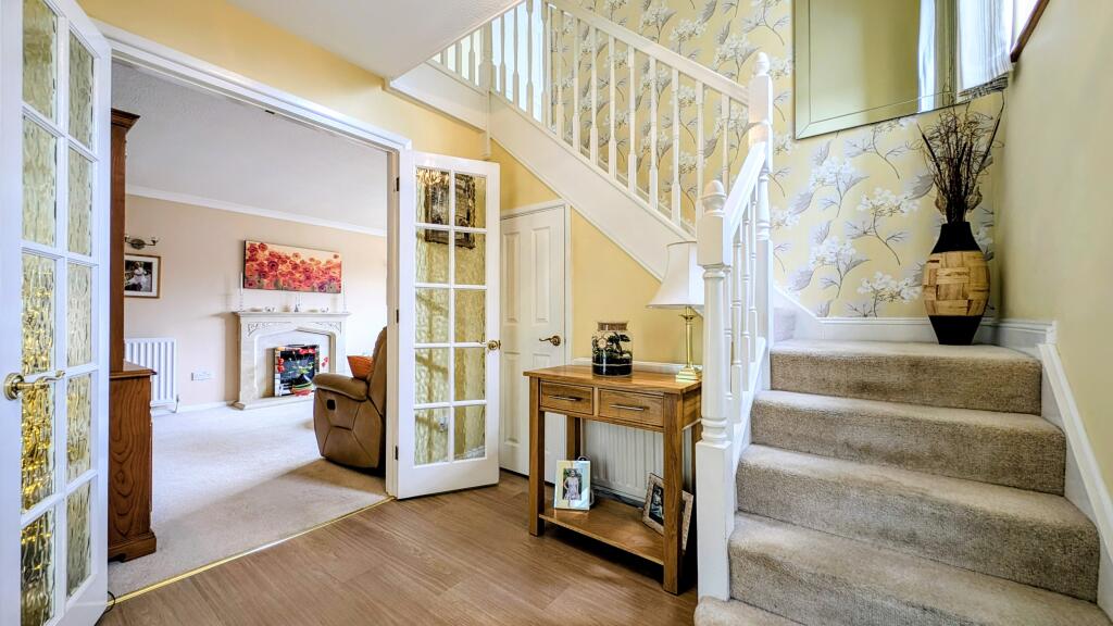 Conifer Close, Whitehill, Hampshire, GU35 photo 4