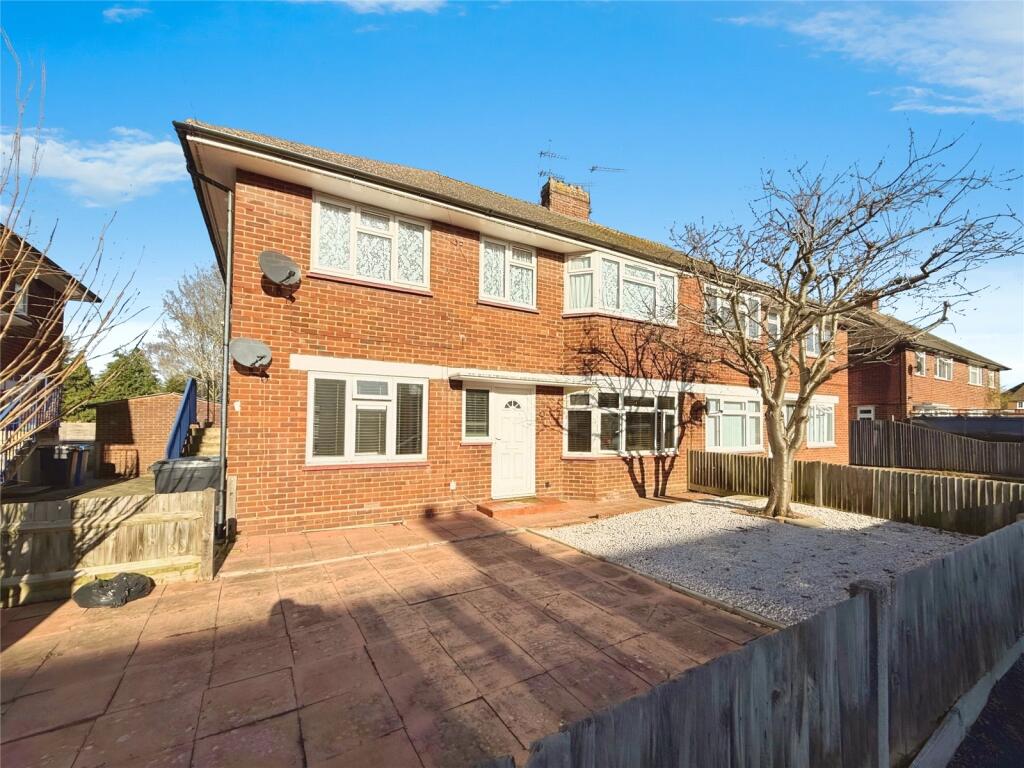 2-bed flat on Upcroft, Windsor, Berkshire, £325,000