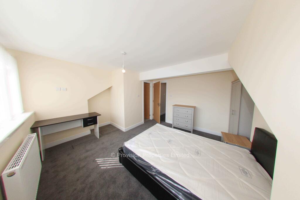House in Leeds, West Yorkshire - View 3