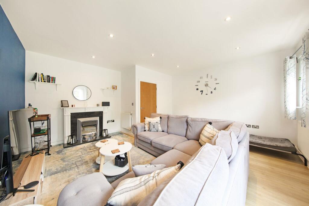 House in Croydon - More