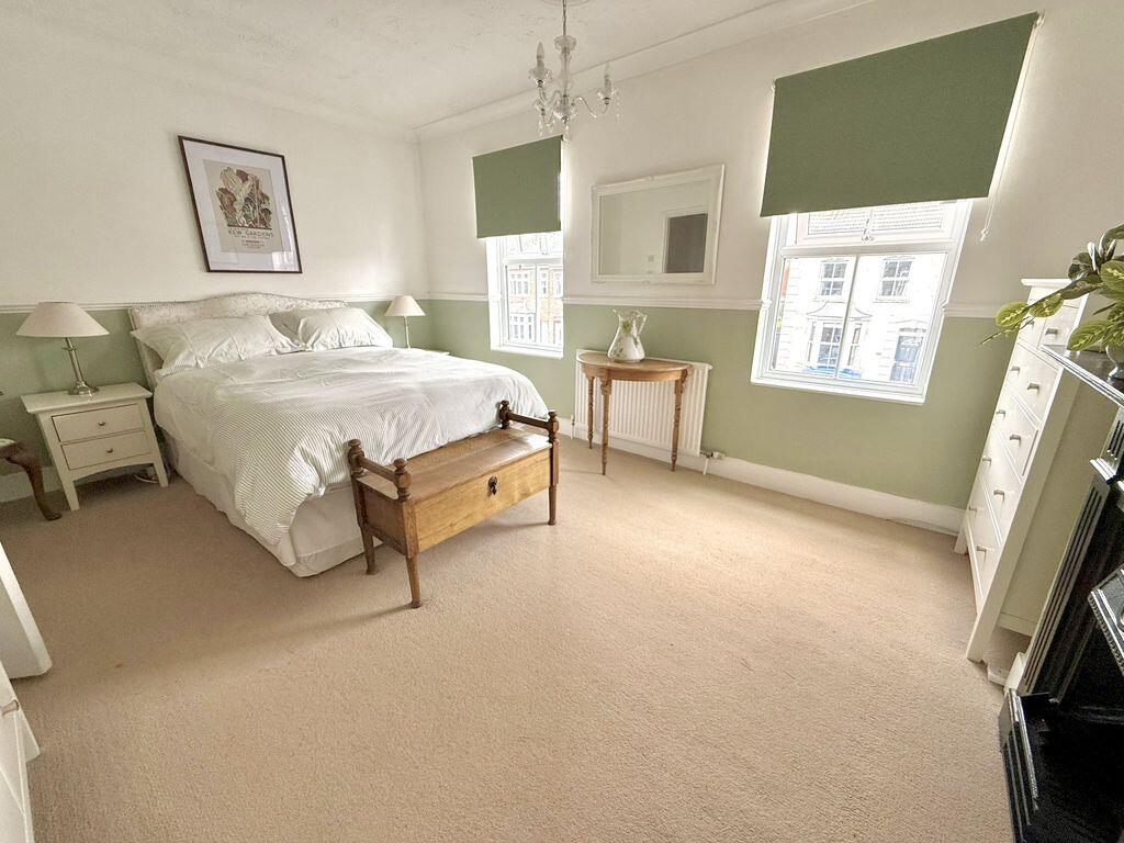 House in Dunstable, Central Bedfordshire - More
