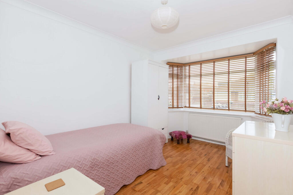 House in Worthing, Broadwater - More