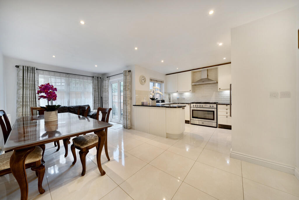 House in Guildford, Queen Elizabeth Park, Bellfields - View 2