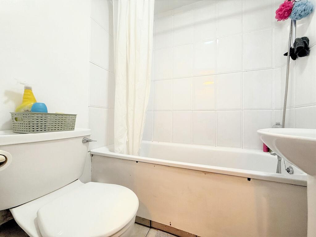Nicholls Avenue, Uxbridge, UB8 photo 5