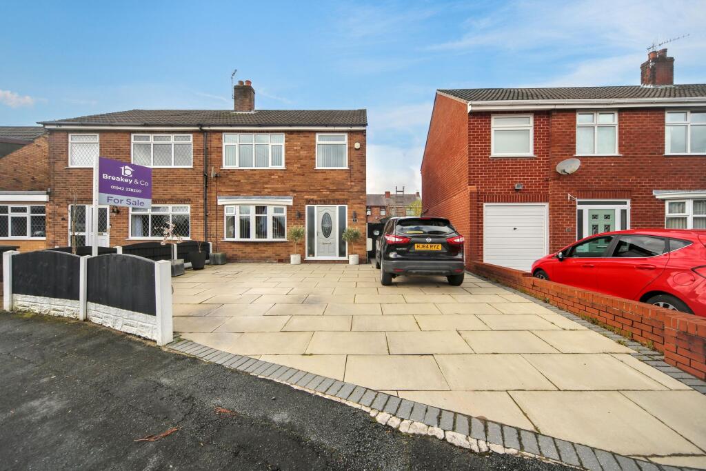 3-bed semi-detached on Mayfair Drive, Wigan, WN3, £220,000