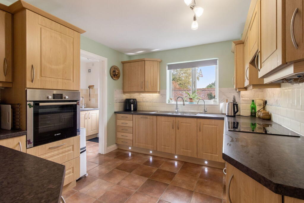 House in Malvern Hills, Leigh - More