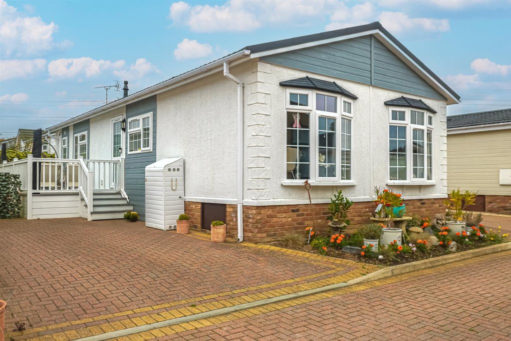 2-bed caravan on Palm Court, Battlesbridge, Wickford, £210,000