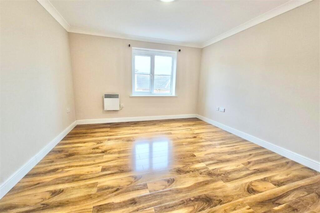 Apartment in Purfleet-on-Thames, Essex - View 5