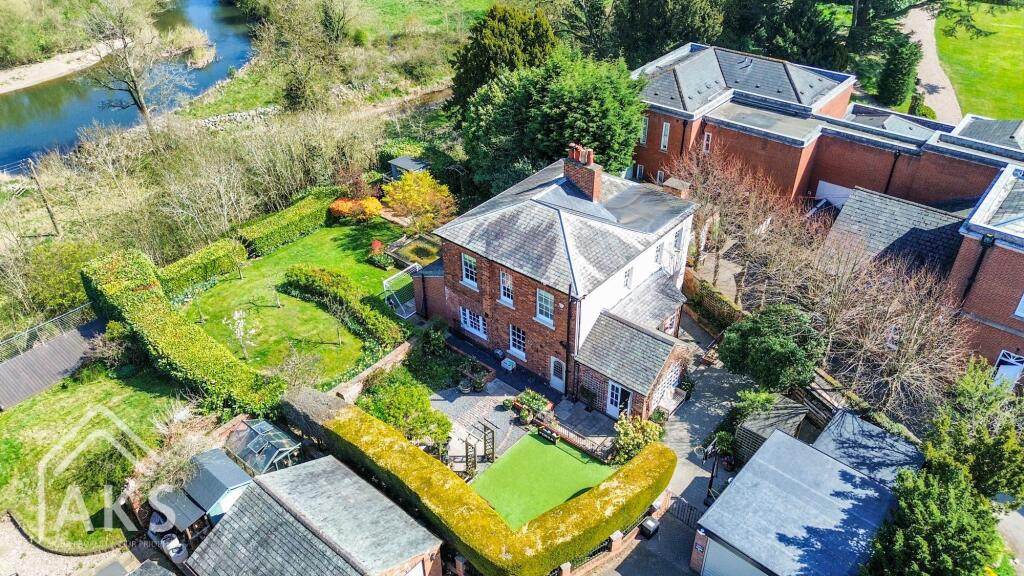 4-bed detached on Dovecliff Road, Stretton, DE13, £775,000