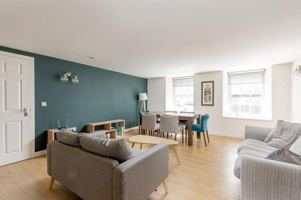 Apartment in Edinburgh, East Lothian - View 2