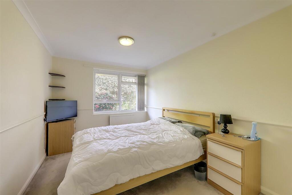 Apartment in Worthing, West Sussex - More