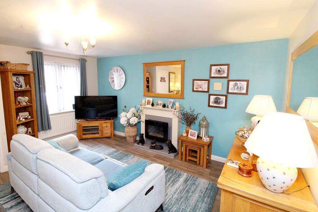 Viaduct Close, Clifton Links , Rugby photo 3