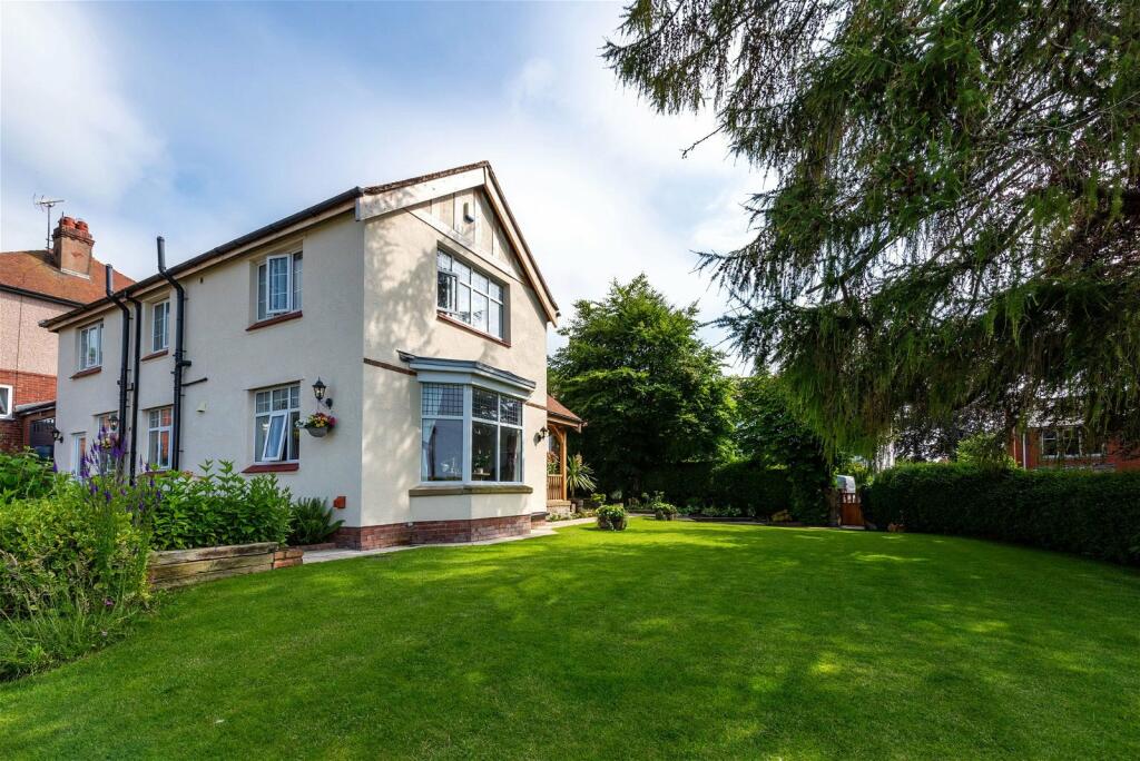 Linden Walk, Prestatyn, Denbighshire LL19 9EE photo 4
