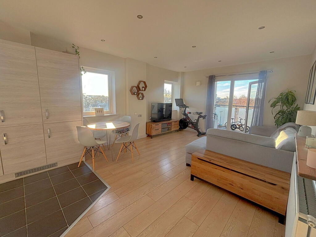 Arundel House, Thornbury Way, Walthamstow, E17 - View 2