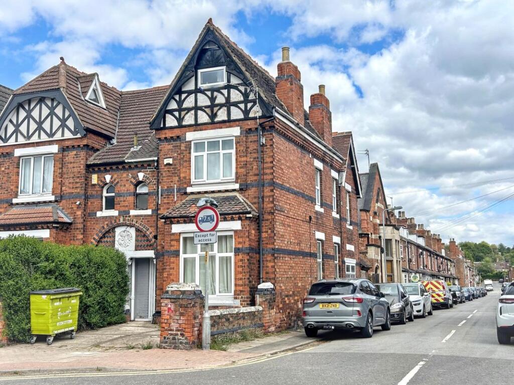 Main image of property: 19 Lea Road, Gainsborough, Lincolnshire, DN21 1LW
