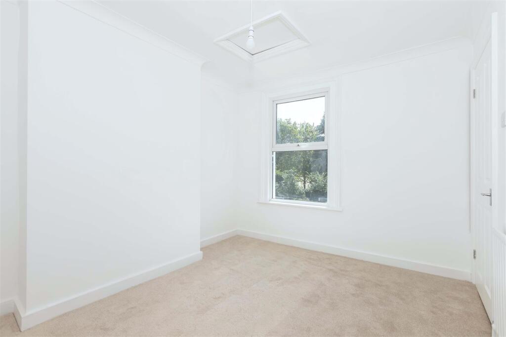 House in Worthing, Broadwater - More