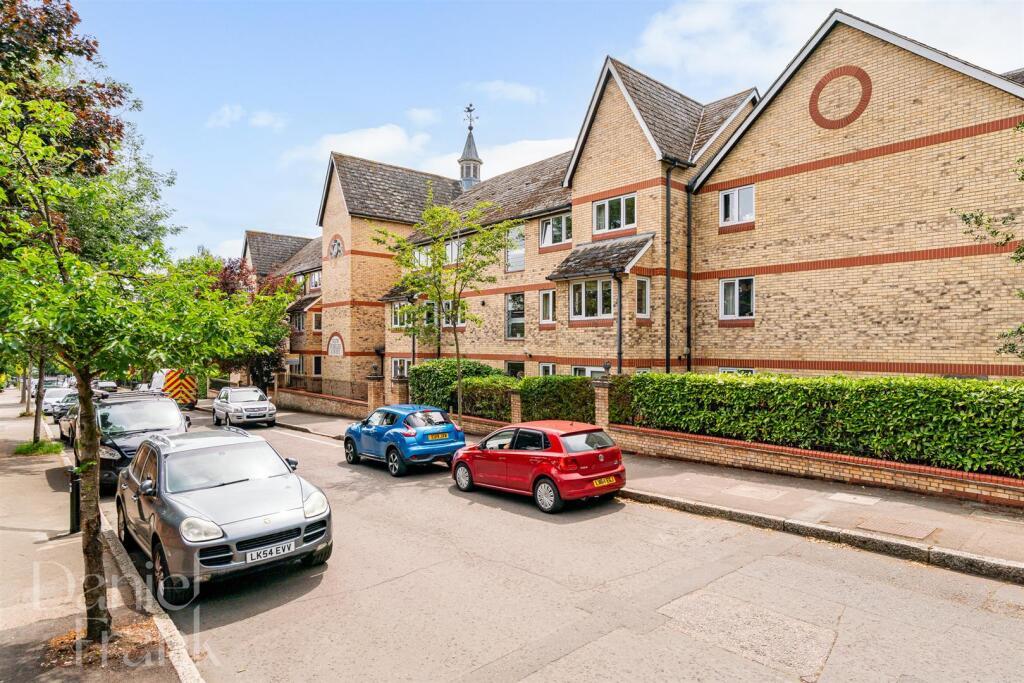 1-bed flat on Grange Avenue, Woodford Green, £185,000