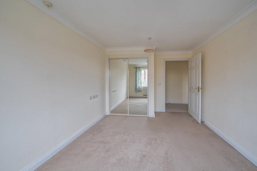 Hancock Drive, Luton, LU2 photo 3