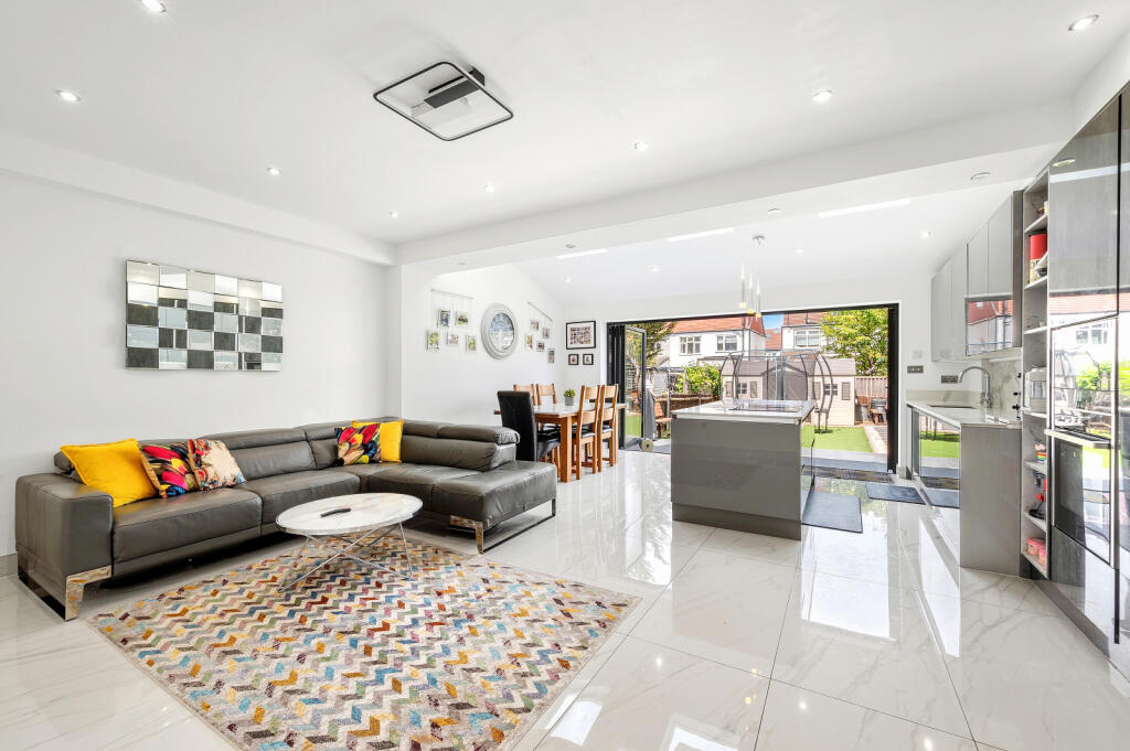 House in London, West Barnes - View 2