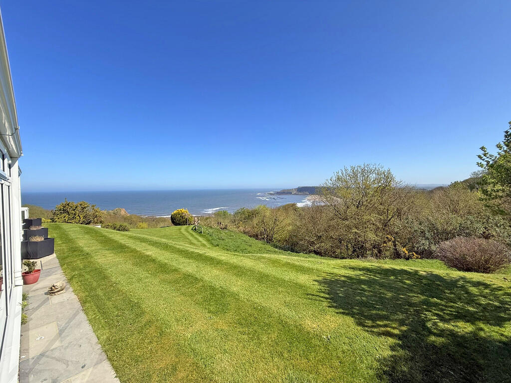 2-bed semi-detached on Knipe Point Drive, Scarborough, £195,000