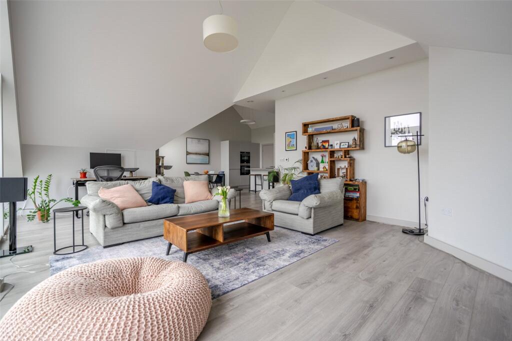 Woodside Road, Amersham, Buckinghamshire, HP6 photo 3