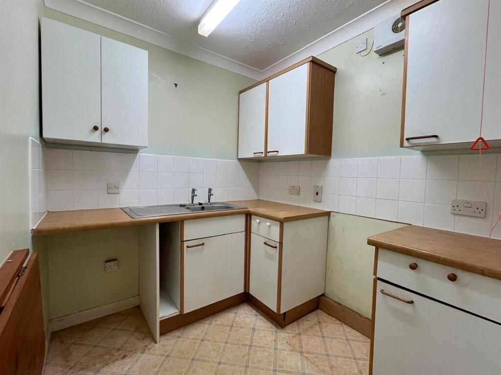 Apartment in Dorchester - View 3