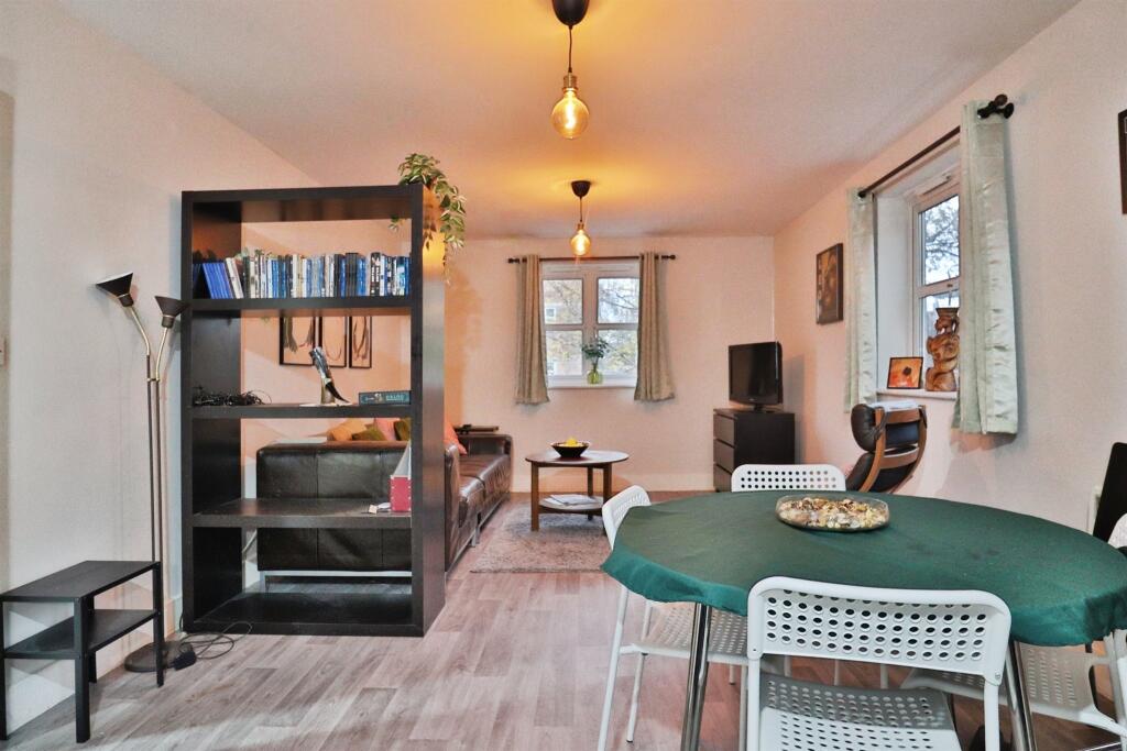 Apartment in Leeds, Far Headingley, Weetwood - View 4