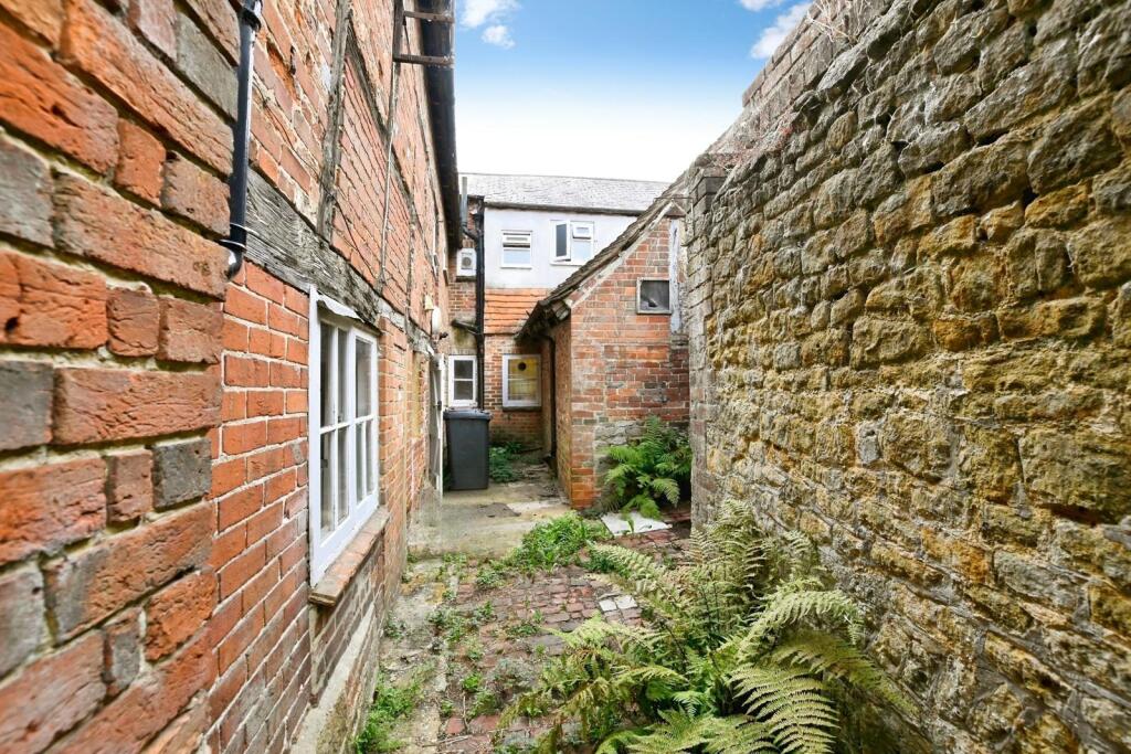 House in Chichester, Midhurst - More