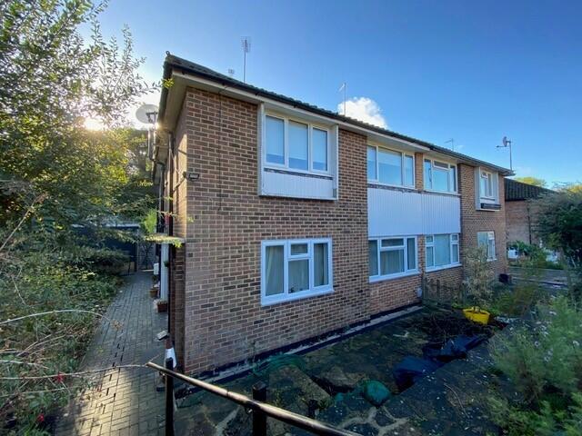 2-bed flat on Vernon Crescent, Barnet, £350,000