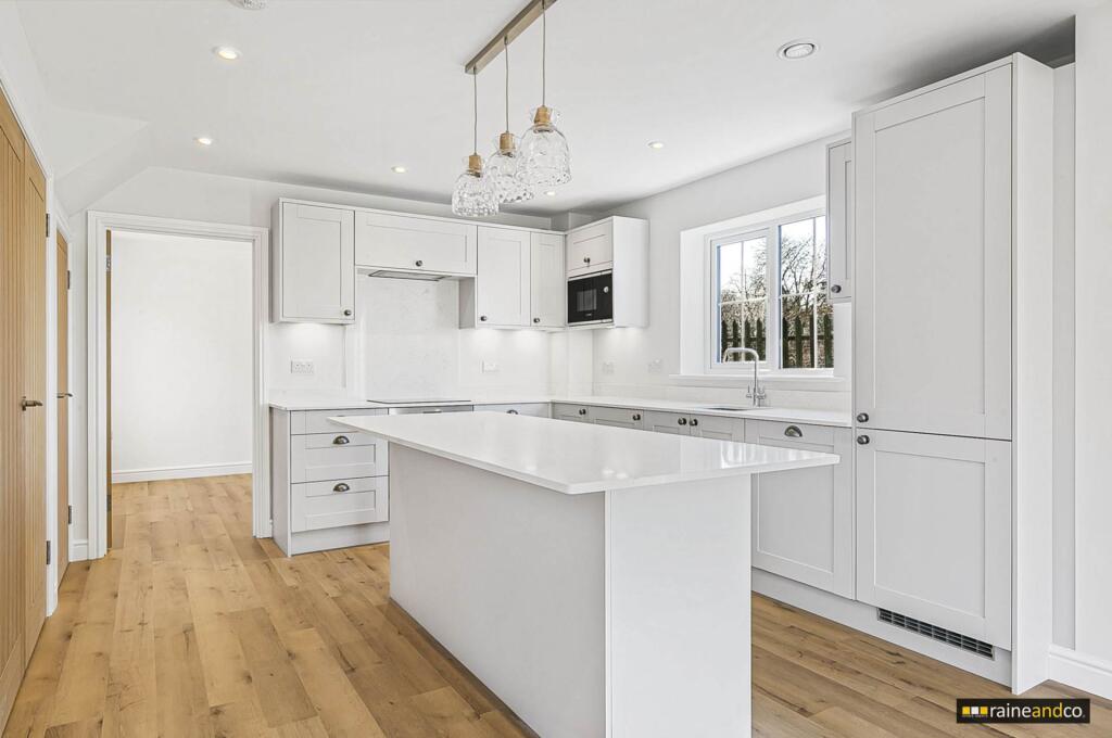 Additional image 2 of Bull Stag Green, Hatfield